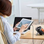 فن کمری و گردنی شارژی Porodo Lifestyle مدل W50 | اسپیکر بلوتوث، پاوربانک و چراغ LED - تصویر 9